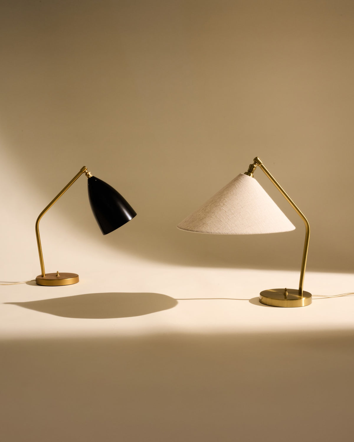 GUBI - Gräshoppa Table Lamp w. Fabric Shade