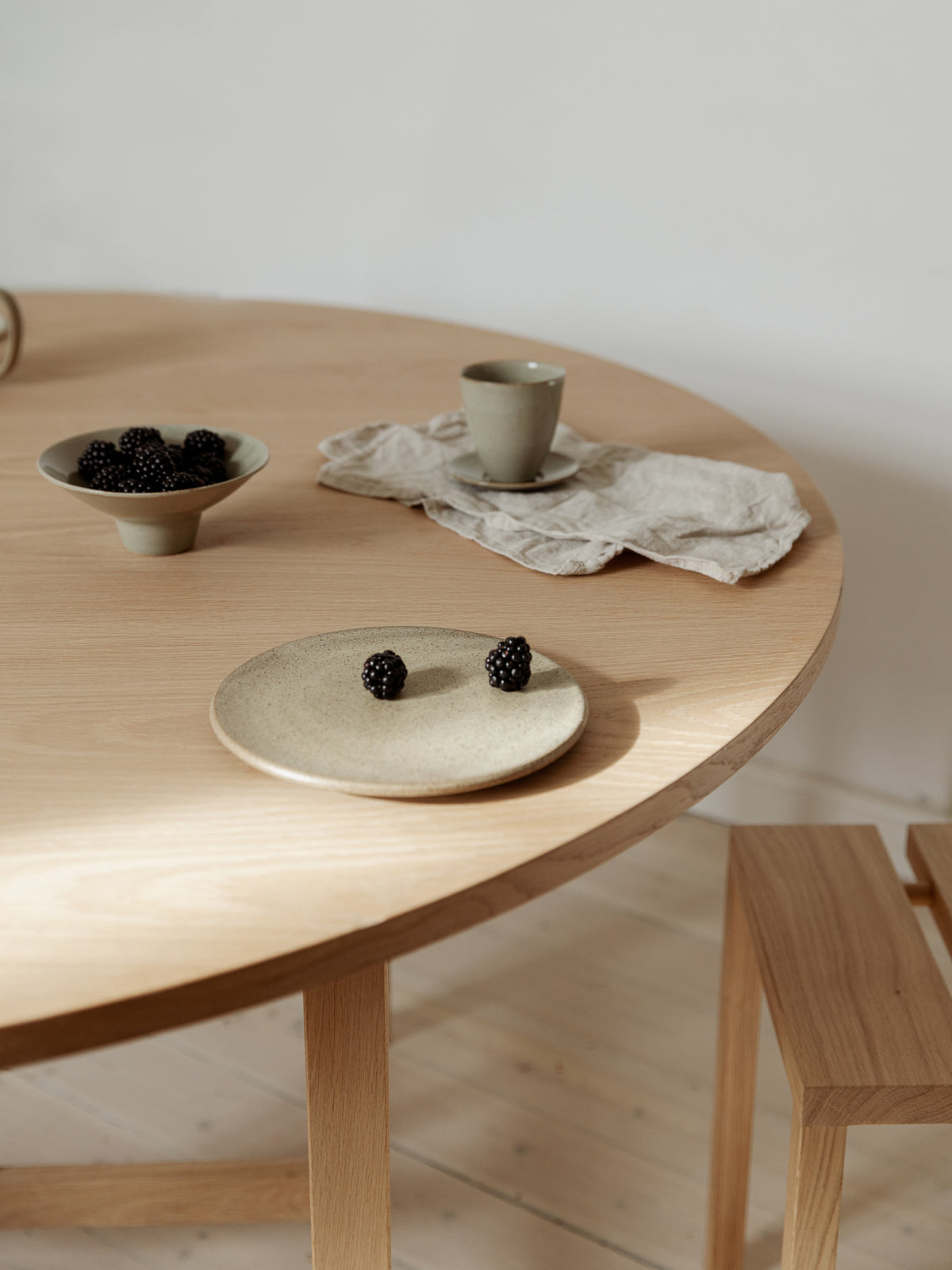 MOEBE - Round Dining Table