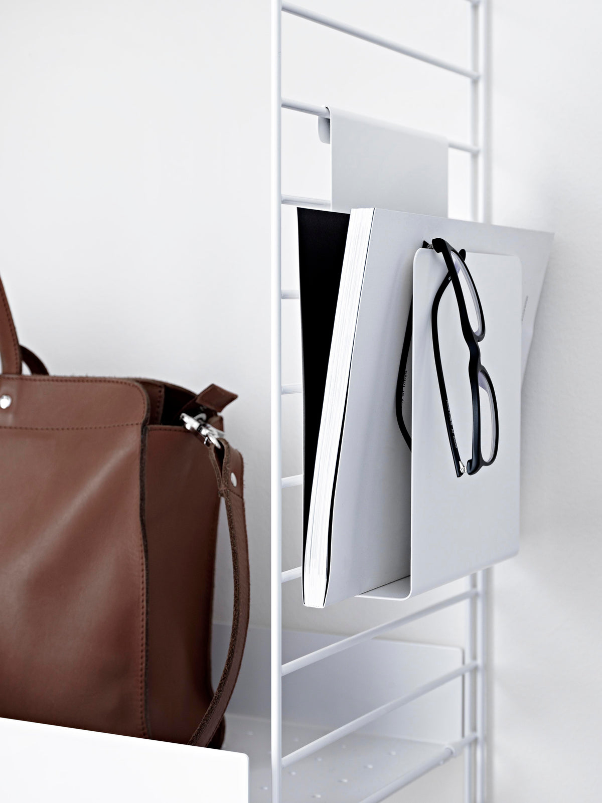 STRING - Magazine Holder